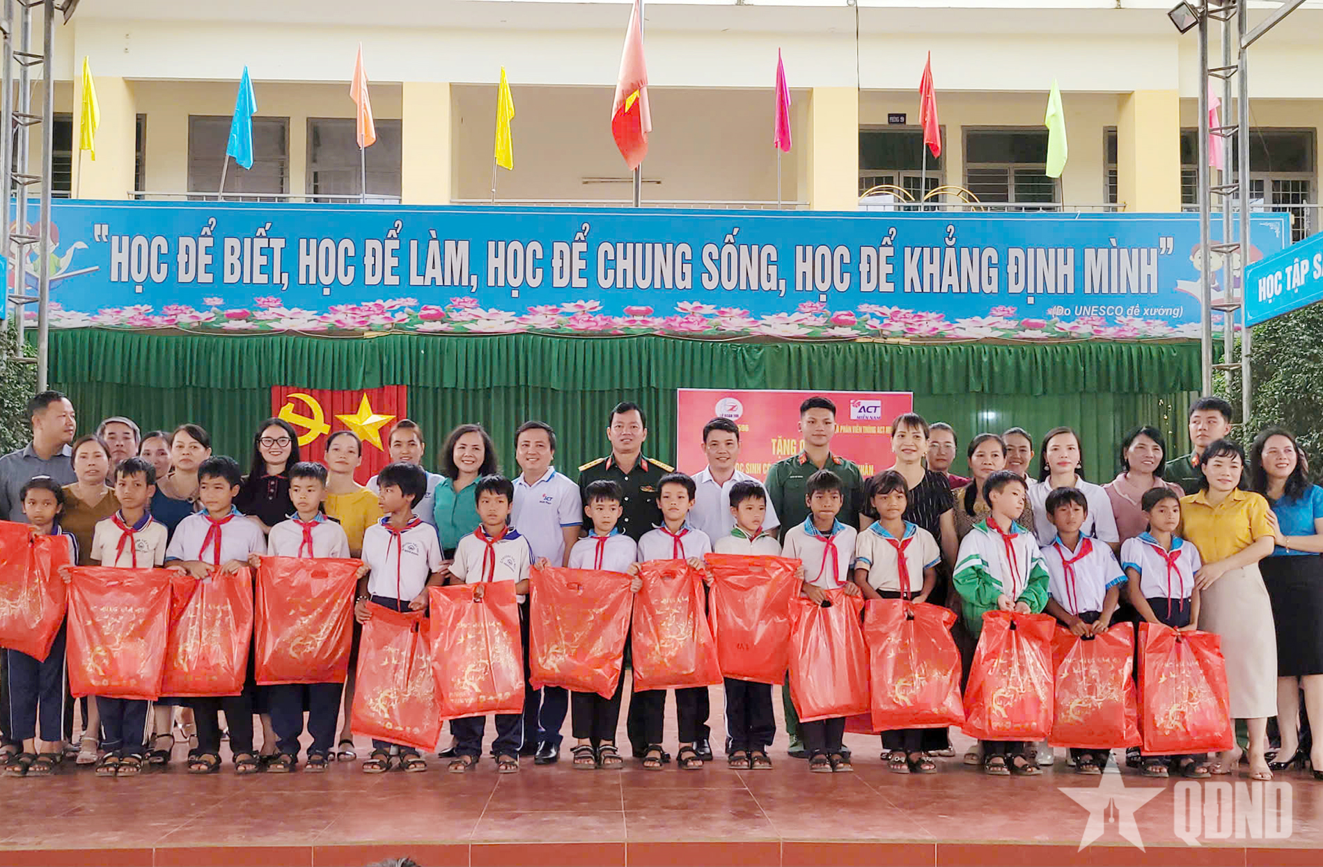 Lữ đoàn 596 (Binh chủng Thông tin liên lạc) thực hiện công tác dân vận tại xã khó khăn ở Lâm Đồng